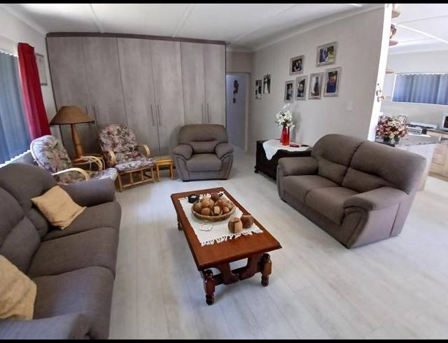 4 BEDROOM HOUSE FOR SALE IN STILBAAI-WES